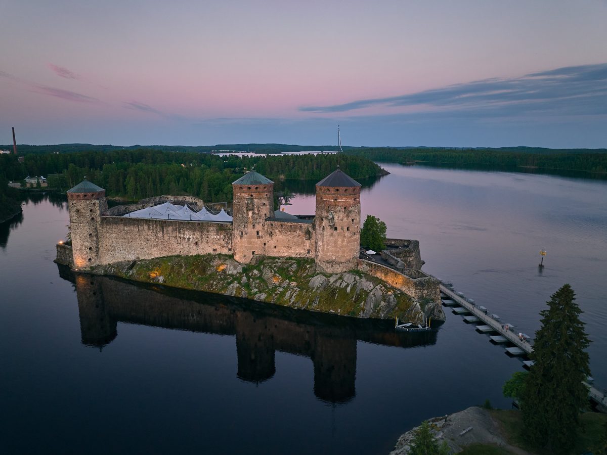 savonlinna opera festival dress code Tonight at the Savonlinna Opera Festival, visiting opera company Festival Perelada present Henry Purcell's opulent 'The Fairy Queen', based on Shakespeare's 'A Midsummernight's Dream': https://operafestival.fi/en/ohjelmisto/the-fairy-queen/ photos
