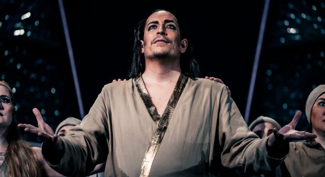 Massiivisiin rooleihin valmistautuva Mika Kares heittäytyy kotona perheenisäksi